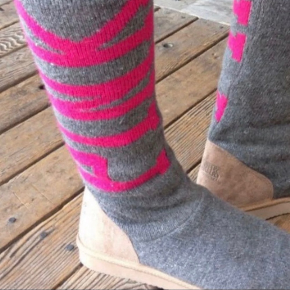 PINK (VS) mukluks size medium (7/8)